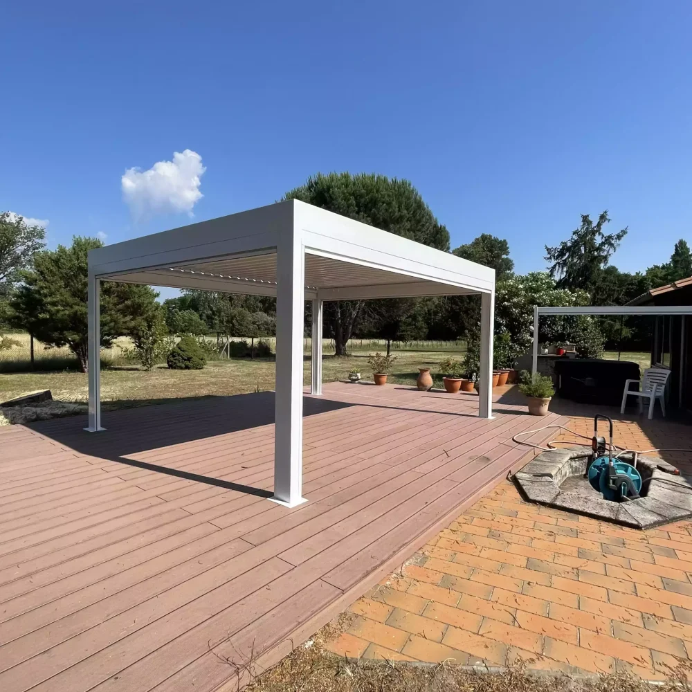 Pergola bioclimatique Jagaud Petit ombrageant une piscine et un coin lounge, Nord Gironde.